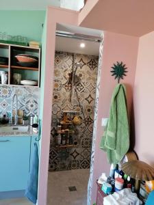 a bathroom with a green towel hanging on a wall at Chambre paisible proche calanques et centre La Ciotat in La Ciotat +14 photos