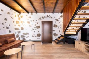 La GuanchaにあるHome2Book Rustic Stone Haven with Terraceのソファと階段のあるリビングルーム