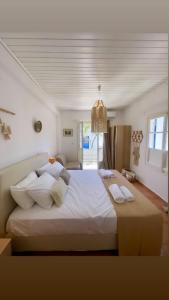 Postel nebo postele na pokoji v ubytování Batis Andros Rooms