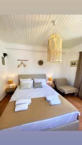 Postel nebo postele na pokoji v ubytování Batis Andros Rooms