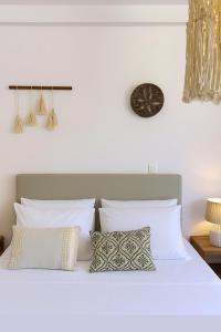 Postel nebo postele na pokoji v ubytování Batis Andros Rooms + 11 fotografií