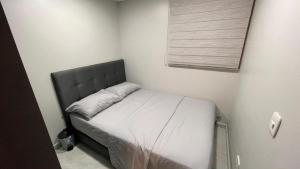 Gulta vai gultas numurā naktsmītnē Moderno Apartamento Primer Piso Cerca de Pereira +10 fotogrāfijas