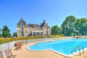 a large house with a swimming pool in front of it at Appartement dans Château exceptionnel PISCINE -GOLF -TENNIS in Les Forges