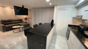 Virtuve vai virtuves zona naktsmītnē Moderno Apartamento Primer Piso Cerca de Pereira