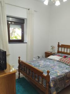 a bedroom with a bed and a window at La Guaja vivienda de uso turístico in Olleros de Sabero
