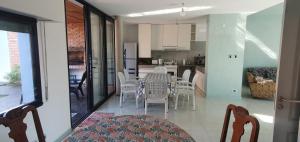 a dining room and kitchen with a table and chairs at Casa en La Florida a metros río in Rosario