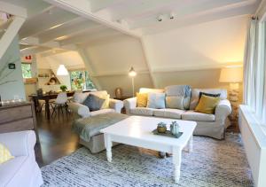 デュルビュイにあるBirdie Forest Lodge - voor golf & MTB, met bergingのソファ2つとテーブルのあるリビングルーム