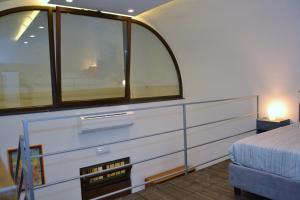 una camera con un letto e una grande finestra di Exclusive Suite San Biagio 25 a Napoli
