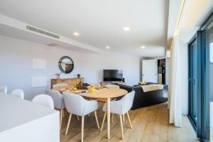 a kitchen and dining room with a table and chairs at The Shoreline 4 by Portugal Portfolio in Parede