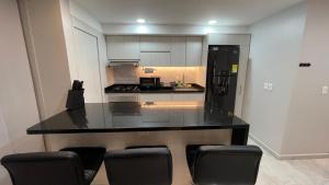 Virtuve vai virtuves zona naktsmītnē Moderno Apartamento Primer Piso Cerca de Pereira