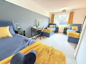 a bedroom with two beds and a desk at Bungalow 2BR Parking Shower in Heanor