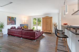 een woonkamer met een bank en een keuken bij Achtern Hoff in Gnissau