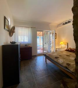 una camera da letto con un letto, un comò e una finestra di Villa Voss a Kravlja