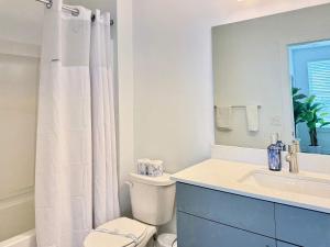 Bilik mandi di 2B2B Condo in ATL Penthouse level 542Blvd402 +16 gambar