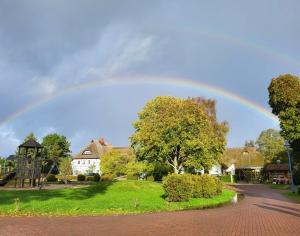 米德尔哈根莫彻古特瑞汉斯酒店的住宅区上空的彩虹