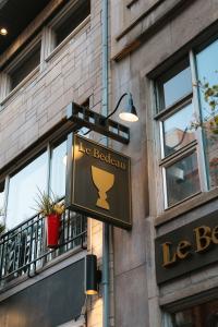 a sign for a be restaurant on the side of a building at Hotel Manoir Victoria in Quebec City