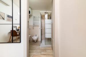 a bathroom with a walk in shower and a toilet at SASSARI-CENTRO Elegante Appartamento con WiFi e Netflix in Sassari +63 photos