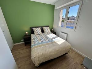 un dormitorio con una cama y una ventana en 530 - Appartement T3, à Erquy, avec pleine vue mer, en Erquy