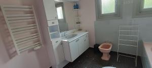 Ένα μπάνιο στο Maison rez de jardin 3 chambres +19 φωτογραφίες