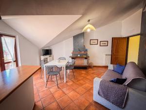 un soggiorno con un divano e un tavolo di La Terrazza ad Avella