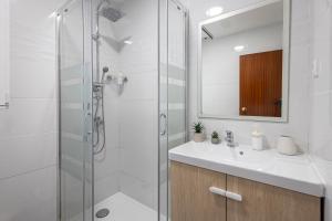 a bathroom with a shower and a sink and a mirror at Cómodo apartamento cerca del metro y de la feria Valencia in Paterna +71 photos