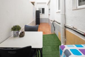 a small room with a white table and chairs at Cómodo apartamento cerca del metro y de la feria Valencia in Paterna