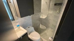 Vannas istaba naktsmītnē Moderno Apartamento Primer Piso Cerca de Pereira