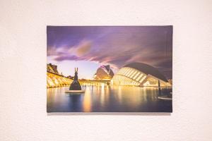 a picture of the sydney opera house and the city at Cómodo apartamento cerca del metro y de la feria Valencia in Paterna