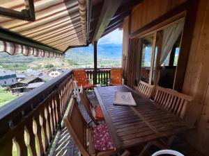 Charmante maisonnette avec vue sur les montagnes的阳台或露台