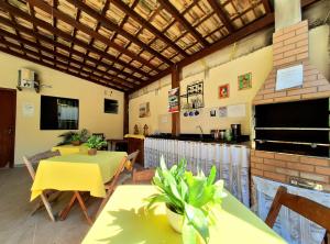 Uma televisão e/ou sistema de entretenimento em Pousada Vila Mar