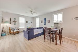 Η κουζίνα ή μικρή κουζίνα στο 1 Mi to Moody Beach Cottage with Pool Access!