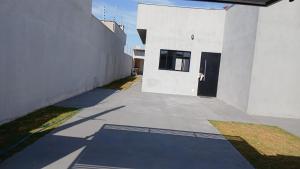 ein weißes Gebäude mit einer Seitentür in der Unterkunft Novíssima - Casa de Temporada a 09min do Thermas in Olímpia