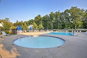 Πισίνα στο ή κοντά στο 1 Mi to Moody Beach Cottage with Pool Access!