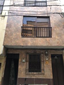 a building with a balcony and a window with bars at Apartamentos contiguos cerca a Parque de Bello Antioquia in Bello