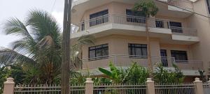 El edificio en el que está la casa de huéspedes