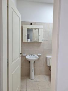 un bagno con lavandino e WC di Santa Rita Dpto 9 a San Fernando del Valle de Catamarca