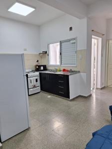 una cucina con lavandino e piano cottura di Santa Rita Dpto 9 a San Fernando del Valle de Catamarca