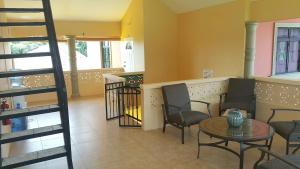 Χώρος καθιστικού στο Le Chateau - Hummingbird Apartment