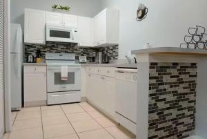 Η κουζίνα ή μικρή κουζίνα στο Condo Near Disneyuniversalsea World
