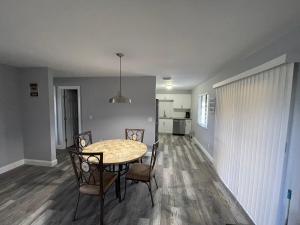 a dining room with a table and chairs at House in Port St Lucie in Port Saint Lucie +3 photos
