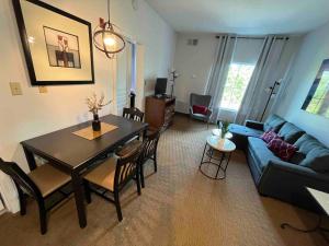 Ruang duduk di Peaceful Condo With Free Shuttle To Parks