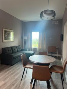 Χώρος καθιστικού στο Renovated Condo Near Disney Free Shuttle To Parks