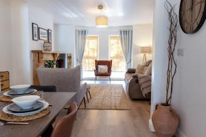 una sala de estar con una mesa y un sofá en SeaBreeze Portstewart, en Portstewart 30 fotos más
