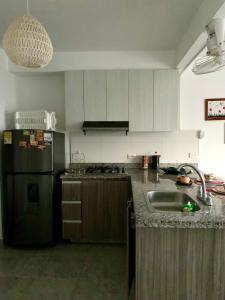 Η κουζίνα ή μικρή κουζίνα στο SIENTETE COMO EN CASA, APTO LINDO,FRESCO,Amoblado,2 Alcobas, Parqueadero, Conjunto Via NARIÑO GIRARDOT, CONJUNTO AQUALINA GRREN +5 φωτογραφίες