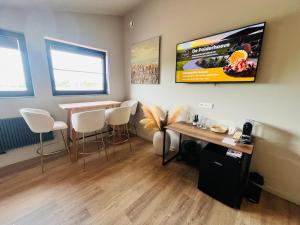 TV a/nebo společenská místnost v ubytování Guesthouse De Polderhoeve