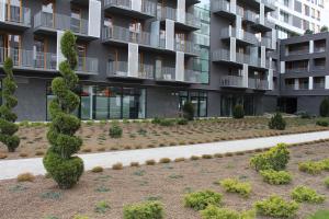 ogród przed budynkiem apartamentowym w obiekcie Przy Mocaku w Krakowie