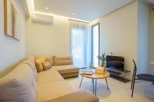 Khu vực ghế ngồi tại Ε&Α Luxury Apartment