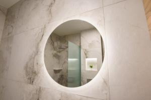 Phòng tắm tại Ε&Α Luxury Apartment +37 ảnh