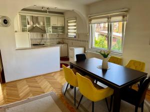Η κουζίνα ή μικρή κουζίνα στο Apartman Stari Grad, Baščaršija +6 φωτογραφίες