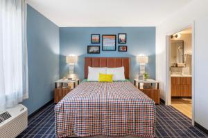 Voodi või voodid majutusasutuse Uptown Suites Extended Stay Austin TX - Downtown toas